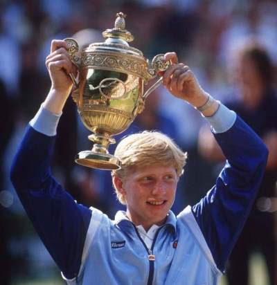 Boris Becker beim Sieg in Wimbledon, er hält den Wimbledon-Pokal hoch.